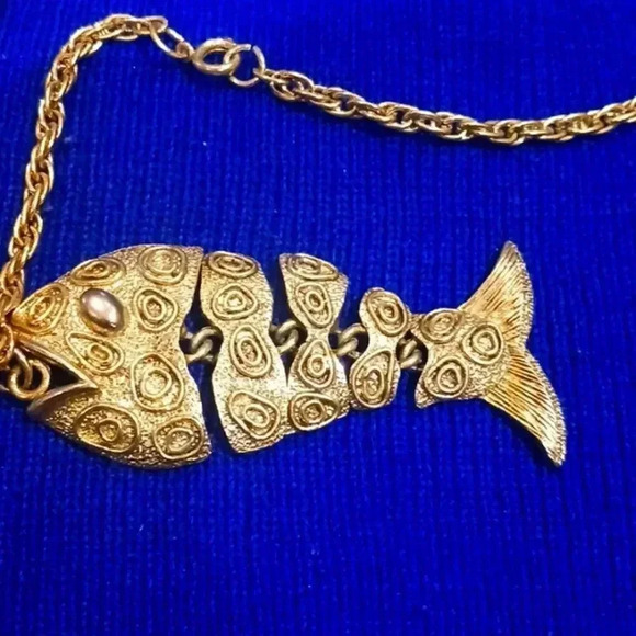 A beautiful fish charm chain...gold color.. - Picture 3 of 6